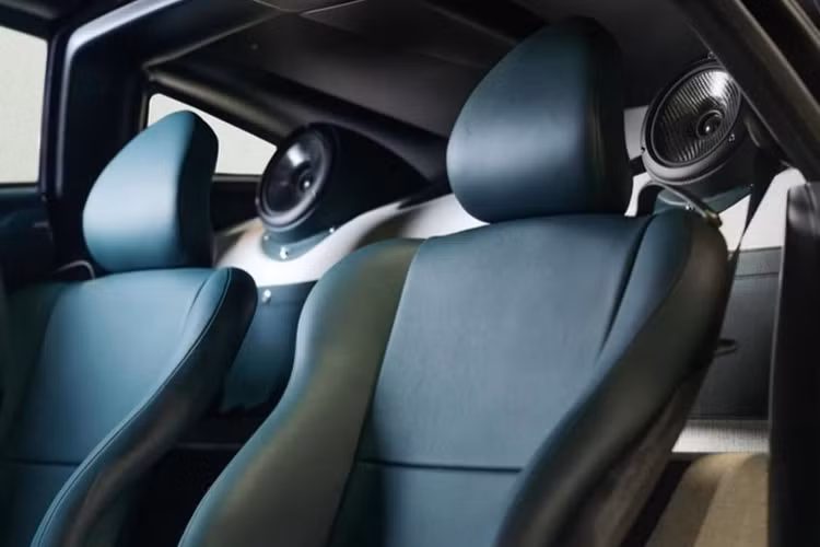 Chiếc siêu xe Pagani đầu tiên kết hợp với Hermes là mẫu Huayra do nhà sưu tập người Mỹ – Manny Khoshbin thực hiện. Nội thất trang trí được hoàn thiện từ những vật liệu tốt nhất từ Hermes như ghế da màu xanh lục đậm, có những loại vải trắng sang trọng trên vách ngăn phía sau và bảng điều khiển trung tâm.