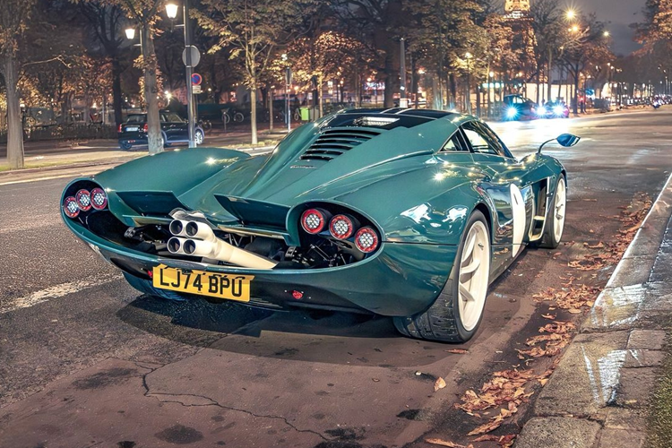 Sức mạnh của Pagani Huayra Codalunga là khối động cơ V12 tăng áp kéo 6.0L tương đương với Huayra bản thường, công suất 840 mã lực. Huayra Codalunga dài hơn 360 mm so với một chiếc Huayra bình thường và vẫn chỉ nặng 1.280 kg.