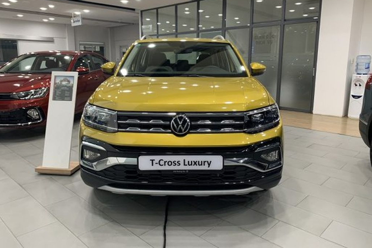 Volkswagen T-Cross sở hữu phong cách thiết kế thể thao, cứng cáp với đường nét thừa hưởng từ "đàn anh" Tiguan Allspace. Khoảng sáng gầm 188 mm của T-Cross lớn nhất phân khúc. Xe được tranh bị vành 16 inch trên bản Elegance và 17 inch trên bản Luxury.