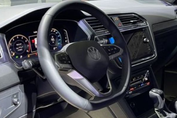 So với bản cũ, Tiguan 2023 có thay đổi nhẹ về ngoại hình với bộ cản mới, cụm đèn chiếu sáng trước thanh mảnh hơn với công nghệ LED ma trận, đèn hậu thay giao diện LED cùng mâm đa chấu kích thước 18 inch. Chiều dài tổng thể xe tăng một chút nhưng không đáng kể.