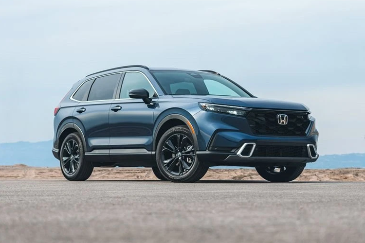 Honda CR-V thế hệ mới có hai lựa chọn động cơ, gồm máy xăng 1.5 tăng áp tương tự thế hệ cĩu và e:HEV 2.0 hybrid. Bản máy xăng 1.5 tăng áp công suất 188 mã lực, mô-men xoắn cực đại 240 Nm, tức sức mạnh không thay đổi. Hộp số CVT, tùy chọn dẫn động một cầu hoặc hai cầu.