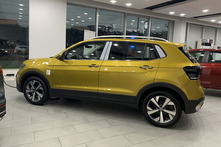 Một số trang bị nổi bật trên Volkswagen T-Cross có màn hình giải trí trung tâm dạng cảm ứng, kích thước 10 inch, hỗ trợ Apple CarPlay và Android Auto không dây. Cụm đồng hồ kỹ thuật số 8 inch hiển thị thông số vận hành cho người lái. Ngoài ra, mẫu xe này còn có sạc không dây, ga tự động, cửa sổ trời…