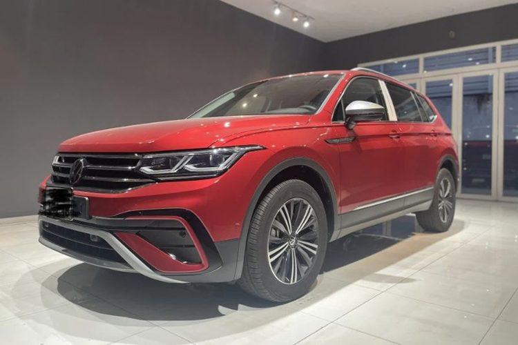 HUD, màn hình trung tâm 8 inch hỗ trợ Apple CarPlay/Android Auto, điều hoà 3 vùng độc lập, ghế lái chỉnh điện có nhớ vị trí... Động cơ xe vẫn là loại 2.0L tăng áp, công suất 180 mã lực, mô-men xoắn 320 Nm kết hợp số ly hợp kép 7 cấp và hệ dẫn động 4 bánh 4Motion.