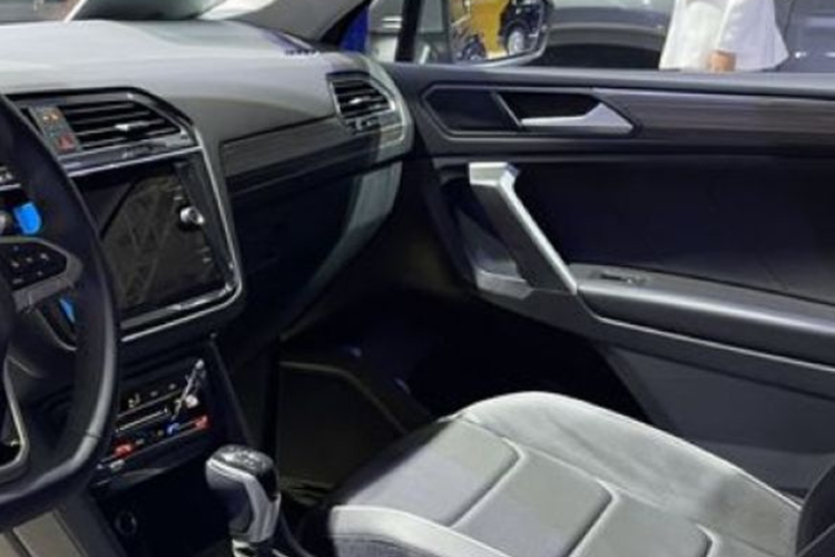 Nếu chỉ nhìn ngang hông, dáng bản facelift khó phân biệt với bản cũ. Nội thất của Tiguan 2023 cũng ít thay đổi. Một số điểm mới có thể kể đến như cụm nút điều khiển điều hoà và vô-lăng. Các trang bị nổi bật bên trong mẫu SUV này có màn hình điện tử sau vô-lăng