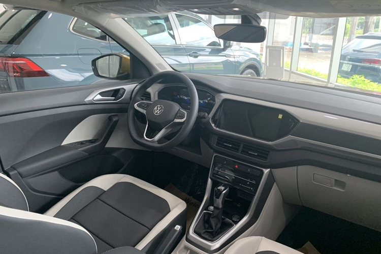 Đèn pha LED chỉ có trên bản T-Cross Luxury, trong khi bóng halogen lắp cho bản thấp hơn. Không gian nội thất Volkswagen T-Cross thiết kế đơn giản, thực dụng với 2 hàng ghế tương ứng 5 chỗ ngồi. Một số chi tiết như bảng táp-lô, vô lăng thiết kế khá giống phong cách xe Tiguan Allspace và Teramont.