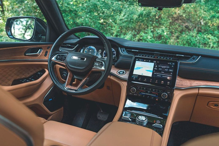 Các trang bị cao cấp trên xe có hệ thống âm thanh vòm cao cấp McIntosh 950 watt. Cần số đổi sang dạng núm xoay giống xe Land Rover. Ngoài ra, xe cũng được trang bị gần như đầy đủ tính năng tiện nghi trên xe sang như hệ thống ghế thông hơi, sưởi ấm, kết hợp các chế độ massage.