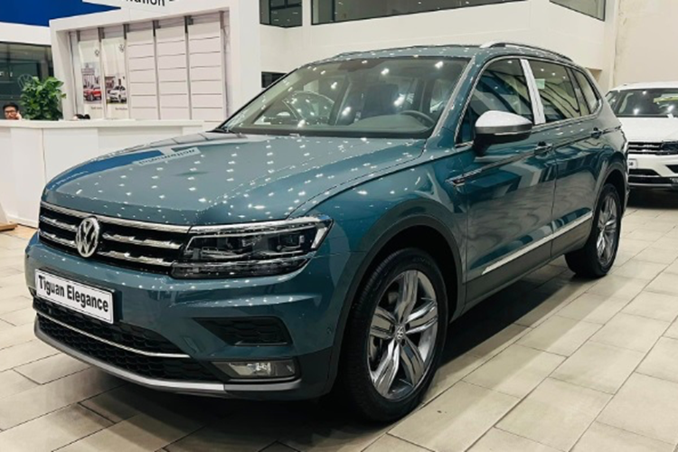 Dựa trên kết quả đối chiếu, so sánh giá bán niêm yết được nhà sản xuất công bố cho các mẫu ôtô phổ thông tại thị trường Việt Nam, dưới đây là danh sách những mẫu xe SUV và CUV có giá bán đắt nhất theo từng phân khúc.