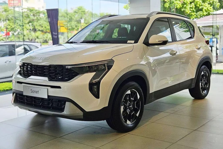 Màn hình giải trí vẫn loại 8 inch cảm ứng ở hai bản thấp và 10,25 inch ở bản cao nhất nhưng thiết kế gọn và thời trang hơn. Xe sở hữu điều hòa tự động, màn hình trung tâm 8 - 10,25 inch tùy phiên bản, đi kèm đó là 6 loa giải trí và đầy đủ cổng sạc USB hoặc type-C.