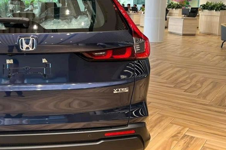 Đèn hậu LED kiểu dáng mới điệu đà, cho đuôi xe thon gọn hơn. Một số trang bị tiện ích nổi bật bên trong cabin của Honda CR-V 2024 có: màn hình kỹ thuật số 10,2 inch sau vô-lăng, trong khi 2 bản thấp G và L lắp màn TFT 7 inch. Màn hình cảm ứng giải trí 9 inch ở 3 bản cao và màn 7 inch trên bản G.