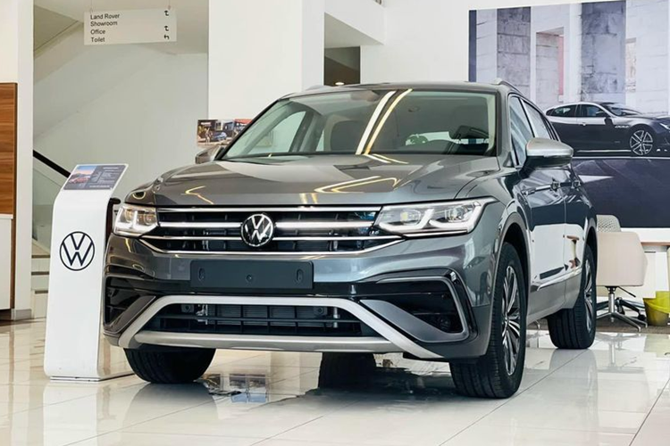  Volkswagen Tiguan 2023 Giá bán: 1,999 tỷ đồng Tại Việt Nam, Volkswagen Tiguan được phân phân phối chính hãng 1 phiên bản với giá bán 1 tỷ 999 triệu đồng. Volkswagen Tiguan 2023 là phiên bản nâng cấp giữa vòng đời.