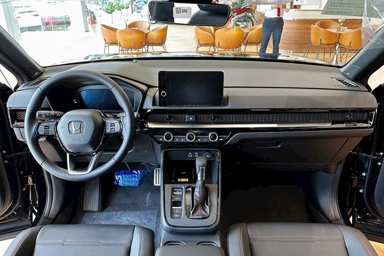 Về mặt thiết kế, Honda CR-V 2024 có phần thanh lịch hơn và sang trọng hơn so với đời trước. Lưới tản nhiệt lục giác là điểm nhấn ở đầu xe. Xe trang bị cụm đèn pha LED với công nghệ thích ứng, chủ động điều chính chùm sáng xa/gần, tích hợp đèn ban ngày LED và thiết kế liền mạch với lưới tản nhiệt.