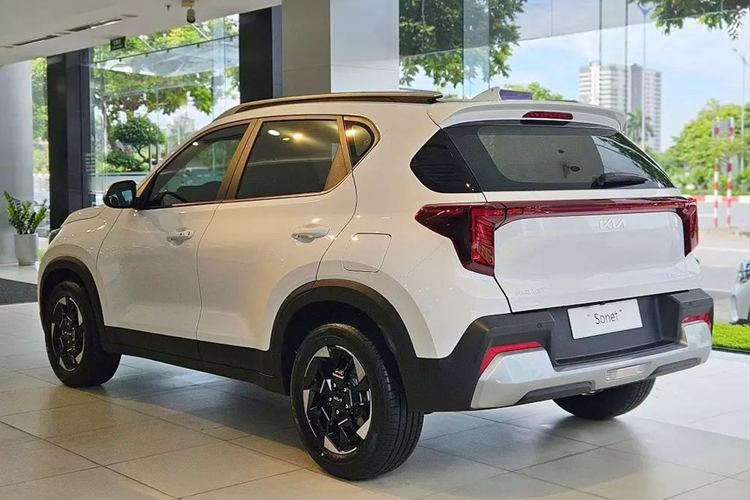 Tuy nhiên Sonet 2024 vẫn chỉ sử dụng phanh tay cơ. Phía sau có bệ tỳ tay, cổng sạc và cửa gió tiện nghi. Không có thay đổi nào ở động cơ trên Kia Sonet 2024, xe vẫn dùng loại 1.5 hút khí tự nhiên, công suất 113 mã lực và 144 Nm. Hộp số tự động 4 cấp, dẫn động cầu trước.