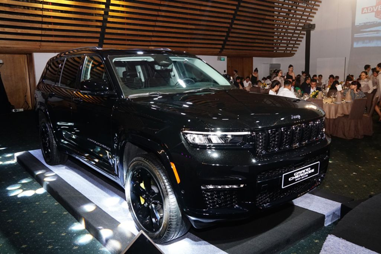 Trong khi đó bên trong cabin, khoang nội thất của Jeep Grand Cherokee L có thiết kế cao cấp, theo đuổi phong cách hiện đại với bảng đồng hồ kỹ thuật số 10,25 inch sau vô lăng, bên cạnh là màn hình cảm ứng trung tâm tùy chọn có kích thước 8,4 inch hoặc 10,1 inch hỗ trợ Apple CarPlay/Android Auto không dây.