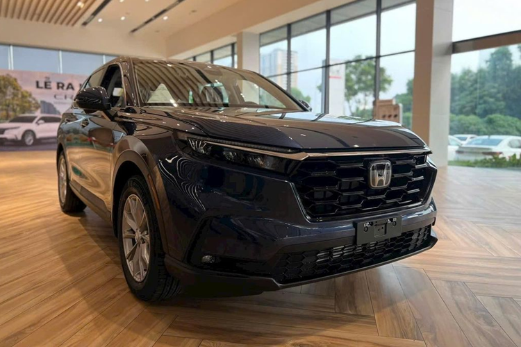  Honda CR-V 2024 Giá bán: từ 1,109 – 1,310 tỷ đồng Tại Việt Nam, mẫu xe SUV Honda CR-V 2024 được phân phân phối chính hãng 4 phiên bản, gồm: bản G có giá 1,109 tỷ đồng; L giá 1,159 tỷ đồng; e:HEV RS giá 1,259 tỷ đồng và L AWD có giá bán cao nhất 1,310 tỷ đồng.
