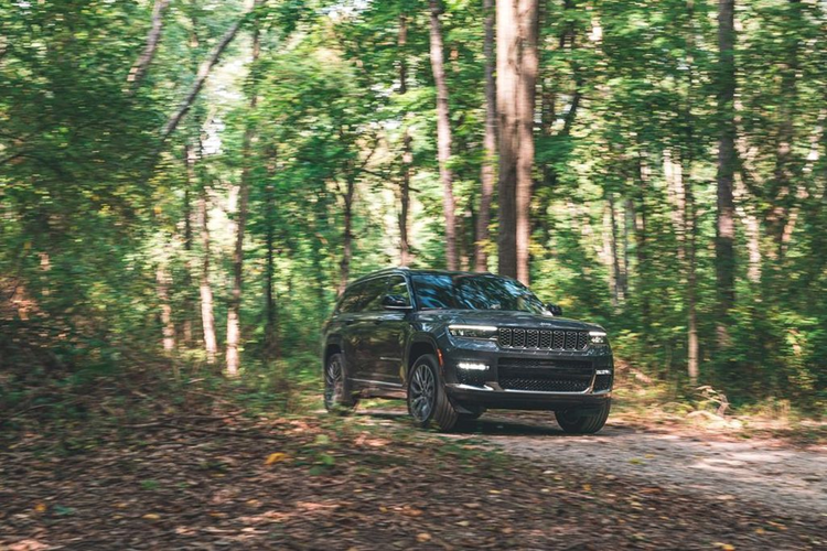  Jeep Grand Cherokee L Giá bán: Từ 6,380 – 6,988 tỷ đồng Tại Việt Nam, Jeep Grand Cherokee L 7 chỗ được phân phân phối chính hãng 3 phiên bản, gồm: Limited giá 6,188 tỷ đồng, Summit Reserved có giá 6,688 tỷ đồng và Black Package giá 6,988 tỷ đồng. Đúng như tên gọi, Grand Cherokee L là phiên bản kéo dài so với Grand Cherokee tiêu chuẩn tại Mỹ.