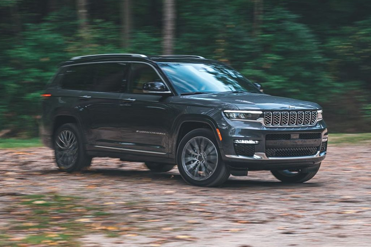 Xe xây dựng trên nền tảng khung gầm liền khối (Unibody). Thiết kế vuông vức và nam tính vốn là DNA của thương hiệu Mỹ hiện thuộc liên minh Stellantis (Fiat-Chrysler và PSA). Thế hệ mới của Jeep Grand Cherokee L vẫn giữ kiểu dáng bệ vệ đặc trưng của mẫu SUV Mỹ. Một số thay đổi chính đến từ cụm đèn trước và đèn hậu thanh mảnh hơn.