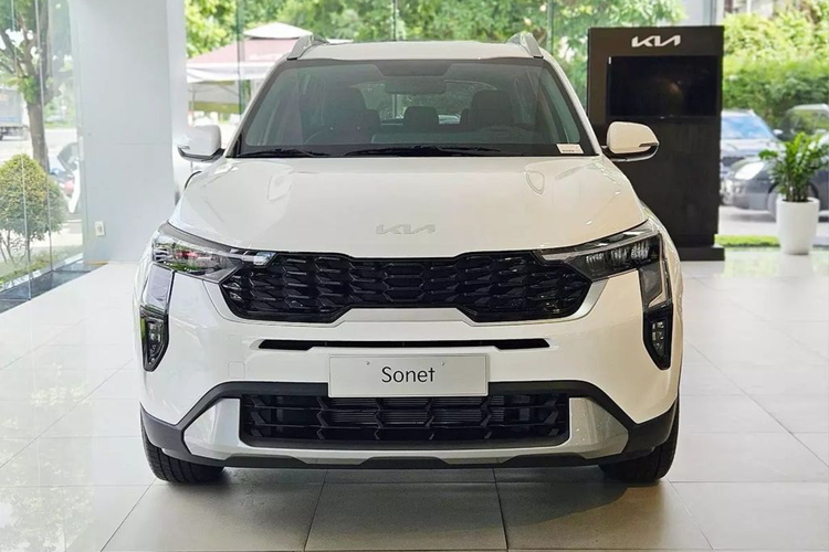  Kia Sonet 2024 Giá bán: Từ 539 triệu - 624 triệu đồng Kia Sonet 2024 là phiên bản nâng cấp giữa vòng đời với một số thay đổi ở thiết kế và trang bị. Tại Việt Nam, Kia Sonet 2024 được phân phân phối chính hãng với 3 phiên bản, gồm: Deluxe, Luxury và Premium. Giá bán lần lượt tương ứng 539 triệu đồng, 579 triệu đồng và 624 triệu đồng.
