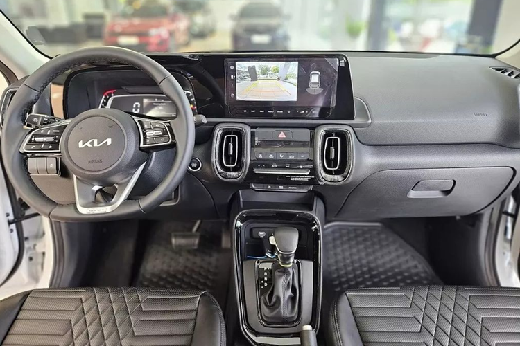 Trên phiên bản nâng cấp giữa vòng đời, thiết kế của Kia Sonet không có quá nhiều thay đổi, chỉ được tinh chỉnh một số chi tiết nhận diện xe như: mặt ca-lăng vuông vức, cụm đèn full LED, đi kèm dải demi hình L ngược rất hiện đại và sắc sảo. Kia Sonet 2024 sử dụng bộ mâm 17 inch thiết kế trẻ trung, gương chỉnh điện có sấy và cả thanh nẹp giá nóc.