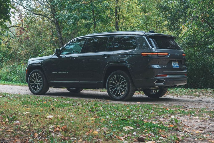 Cung cấp sức mạnh cho Grand Cherokee L là khối động cơ Pentastar V6 cho công suất 293 mã lực, mô-men xoắn cực đại 353 Nm. Động cơ đi cùng hộp số tự động 8 cấp và hệ dẫn động 4 bánh. Người lái có thể chọn lựa 4 chế độ lái (Snow, Sand/Mud, Sport và Auto) thông qua núm xoay đặt ở khu vực trung tâm.