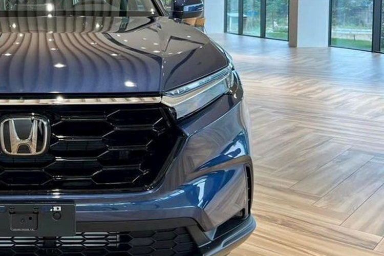 Hỗ trợ kết nối Apple CarPlay không dây và Android Auto. Hệ thống điều hòa tự động 2 vùng, cửa gió cho hàng ghế sau. Hàng ghế trước chỉnh điện, ghế lái thêm nhớ vị trí. Cửa sổ trời toàn cảnh có trên bản hybrid và AWD.