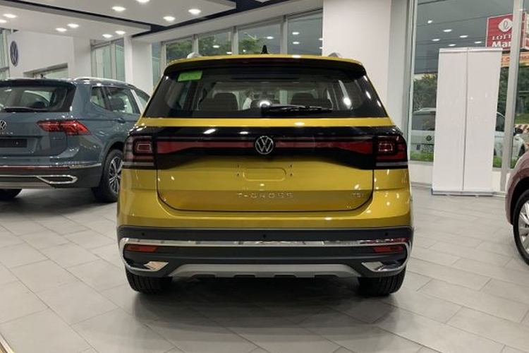 Khoang hành lý có dung tích lên đến 385 lít. Cả hai phiên bản Volkswagen T-Cross tại Việt Nam đều sử dụng chung động cơ xăng tăng áp dung tích 1.0 lít có công suất 115 mã lực và mô-men xoắn 178 Nm, kết hợp với hộp số tự động 6 cấp và hệ dẫn động cầu trước. Động cơ này tiêu hao nhiên liệu khoảng 6 lít/100 km đường hỗn hợp.
