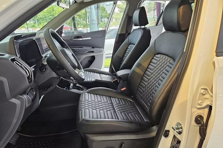 Cụm đèn báo phanh phía sau cũng đã được cập nhật thiết kế đẹp mắt và ấn tượng hơn trước đây. Bên trong xe, Sonet 2024 vẫn giữ nguyên cách sắp xếp các tiện ích ở khoang lái. Riêng cụm đồng hồ tốc độ ở ba phiên bản dạng LCD đã được nâng kích thước từ 3,5 inch lên 4,2 inch.