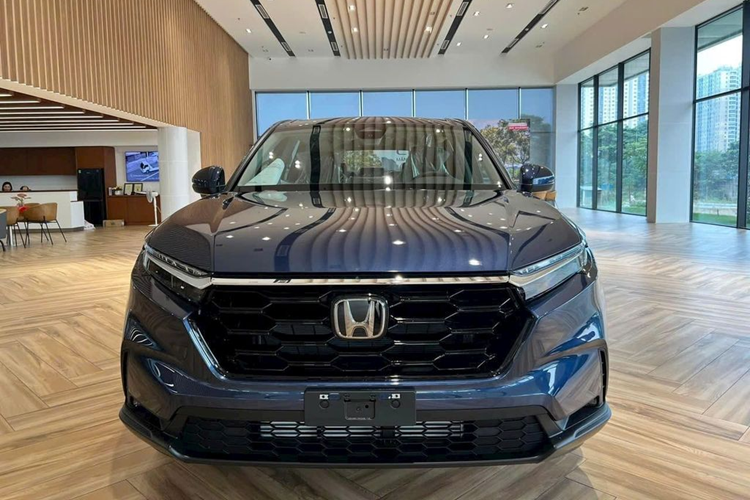 Bước sang thế hệ mới, Honda CR-V được thay đổi toàn diện từ từ thiết kế tới công nghệ, tiện nghi và truyền động. Điểm đáng chú ý nhất là sự xuất hiện của bản dẫn động bốn bánh AWD và bản hybrid. Các phiên bản máy xăng vẫn lắp ráp tại Việt Nam, cấu hình 5+2, trong khi bản hybrid nhập khẩu Thái Lan, cấu hình chỉ 5 chỗ.