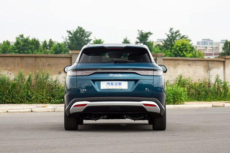 Một số trang bị nổi bật khác bao gồm sạc điện thoại không dây 50 W, vô lăng có sưởi và hệ thống âm thanh 10 loa, cùng với hỗ trợ người lái DiPilot.