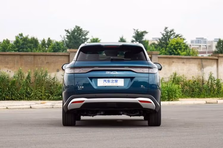 Một số trang bị nổi bật khác bao gồm sạc điện thoại không dây 50 W, vô lăng có sưởi và hệ thống âm thanh 10 loa, cùng với hỗ trợ người lái DiPilot.