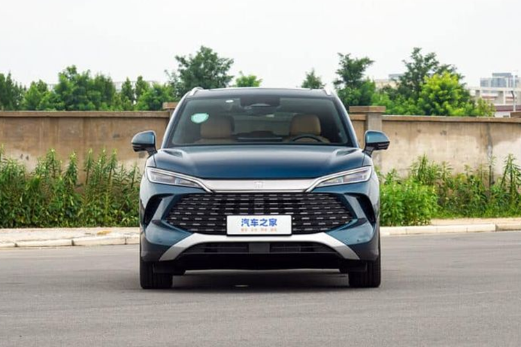 Mẫu xe SUV BYD Song L DM-I nhanh chóng được nhiều khách hàng Trung Quốc săn đón. Theo thống kê, chỉ trong 72 giờ đầu tiên, BYD đã ghi nhận khoảng 20.000 đơn đặt hàng mới cho mẫu xe Song L DM-i. Song L DM-I sở hữu kích thước lần lượt là 4.780 x 1.898 x 1.670 mm, chiều dài cơ sở là 2.782 mm.