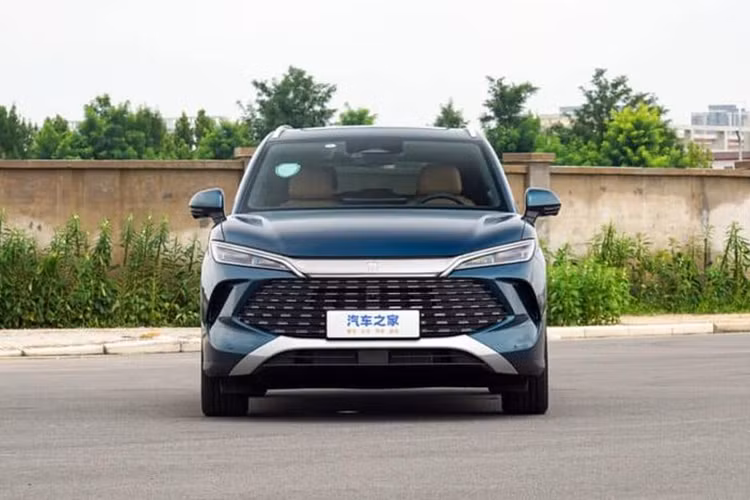 Mẫu xe SUV BYD Song L DM-I nhanh chóng được nhiều khách hàng Trung Quốc săn đón. Theo thống kê, chỉ trong 72 giờ đầu tiên, BYD đã ghi nhận khoảng 20.000 đơn đặt hàng mới cho mẫu xe Song L DM-i. Song L DM-I sở hữu kích thước lần lượt là 4.780 x 1.898 x 1.670 mm, chiều dài cơ sở là 2.782 mm.