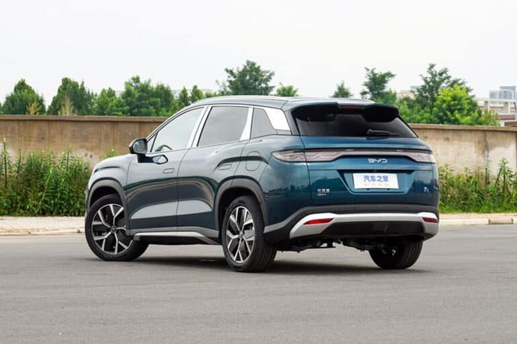 Song L bản PHEV có 3 phối màu nội thất là đen, xám và nâu. Xe được trang bị màn hình trung tâm 15,6 inch được tích hợp các phím cảm ứng có khả năng điều chỉnh hướng ghế, điều hòa. Vô lăng D-cut 3 chấu với các phím bấm chỉnh chế độ lái.