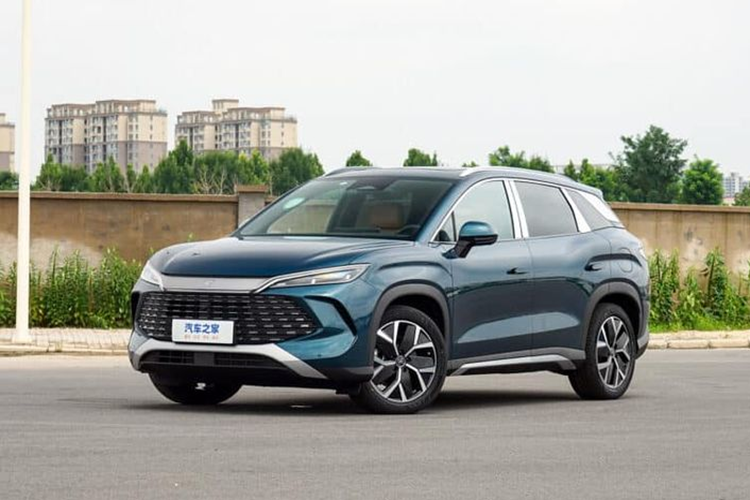 Ngày 25/7, BYD ra mắt 2 mẫu xe mới là Song L DM-I và Song Plus. Trong đó, chiếc BYD Song L PHEV 2025 mới thu hút sự quan tâm của nhiều người dùng khi là sản phẩm hoàn toàn mới, có kích thước nhỏ gọn và vẫn được sử dụng hệ thống PHEV thế hệ thứ 5.