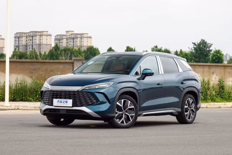 Ngày 25/7, BYD ra mắt 2 mẫu xe mới là Song L DM-I và Song Plus. Trong đó, chiếc BYD Song L PHEV 2025 mới thu hút sự quan tâm của nhiều người dùng khi là sản phẩm hoàn toàn mới, có kích thước nhỏ gọn và vẫn được sử dụng hệ thống PHEV thế hệ thứ 5.