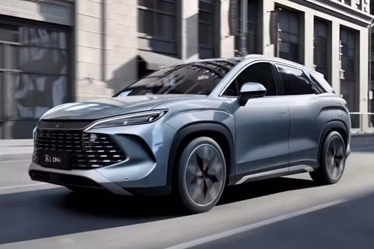 BYD Song L DM-I có hệ thống truyền động PHEV với một động cơ xăng 1.5L, công suất 100 mã lực và mô-men xoắn 126 Nm và một motor điện 214 mã lực. Xe có 3 tùy chọn dung lượng pin bao gồm 12,9, 18,3 và 26,6 kWh, tương ứng với phạm vi chạy hoàn toàn bằng điện lần lượt là 75, 112 và 160 km.