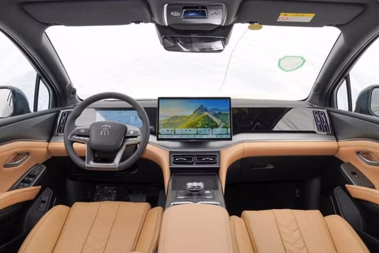 Thiết kế của phiên bản này vẫn tương tự BYD Song bản thuần điện, nhưng có phần đầu xe được tinh chỉnh lại với lưới tản nhiệt được làm to bản hơn, đèn chính được làm dạng đôi mắt đặt liền với dải chrome dáng cánh chim.