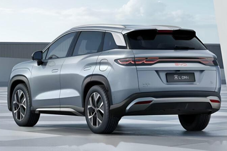 Đáng chú ý, với phiên bản có cấu hình cao nhất, mẫu xe này có tầm vận hành tổng cộng lên đến 1.500 km. Mức giá xe BYD Song L PHEV 2025 được mở bán với 5 phiên bản, dao động từ 135.800 - 175.800 nhân dân tệ (khoảng từ 475 - 614 triệu đồng).