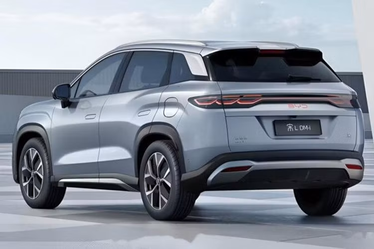 Đáng chú ý, với phiên bản có cấu hình cao nhất, mẫu xe này có tầm vận hành tổng cộng lên đến 1.500 km. Mức giá xe BYD Song L PHEV 2025 được mở bán với 5 phiên bản, dao động từ 135.800 - 175.800 nhân dân tệ (khoảng từ 475 - 614 triệu đồng).