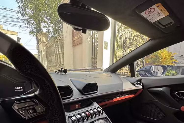 Ngoại thất chiếc siêu xe Lamborghini Huracan LP610-4 này có màu đen, là nguyên bản, không phải dán bằng đề-can, thú vị là ở Việt Nam, chỉ có 1 xe mang màu đen, tùy chọn mâm hay ống xả độ đã chứng minh, siêu bò này từng thuộc sở hữu của 1 đại gia tiền ảo.