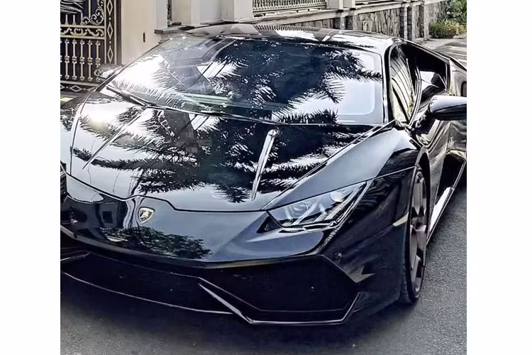Chiếc siêu xe Lamborghini Huracan LP610-4 này có màu đen, là sự bổ sung hoàn hảo khi trước đó, vợ chồng nữ đại gia này đã sở hữu xe thể thao Ford Mustang mang màu vàng và siêu xe Audi R8 V10 Plus có màu đỏ rất nổi bật.