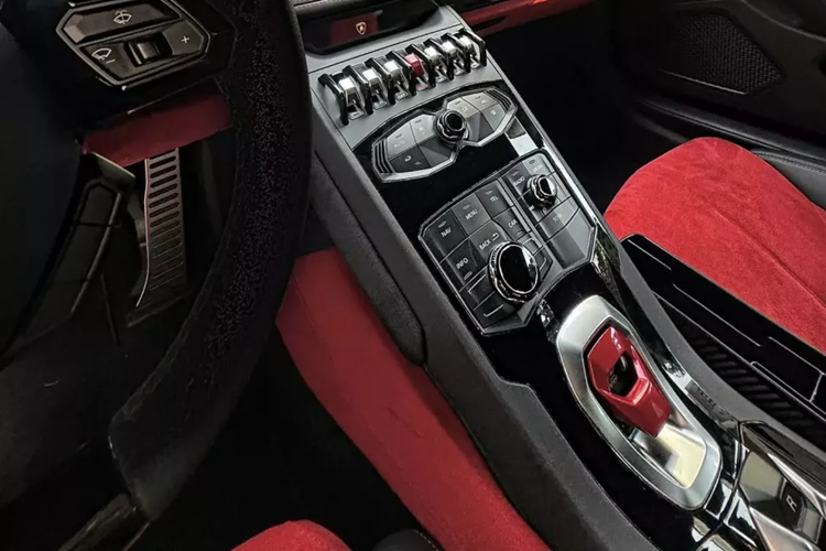 Huracan xuất hiện lần đầu trên toàn thế giới tại Triển lãm ô tô Geneva 2014, và được phát hành trên thị trường vào quý II năm 2014. Ký hiệu LP 610-4 xuất phát từ chiếc xe có công suất 610 ps và hệ dẫn động 4 bánh, trong khi LP là viết tắt của "Longitudinale Posteriore", đề cập đến vị trí động cơ đặt giữa.