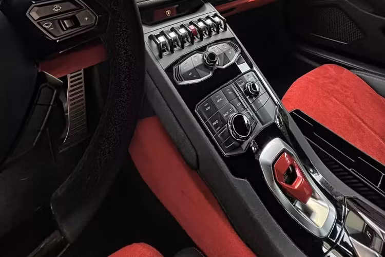 Huracan xuất hiện lần đầu trên toàn thế giới tại Triển lãm ô tô Geneva 2014, và được phát hành trên thị trường vào quý II năm 2014. Ký hiệu LP 610-4 xuất phát từ chiếc xe có công suất 610 ps và hệ dẫn động 4 bánh, trong khi LP là viết tắt của "Longitudinale Posteriore", đề cập đến vị trí động cơ đặt giữa.