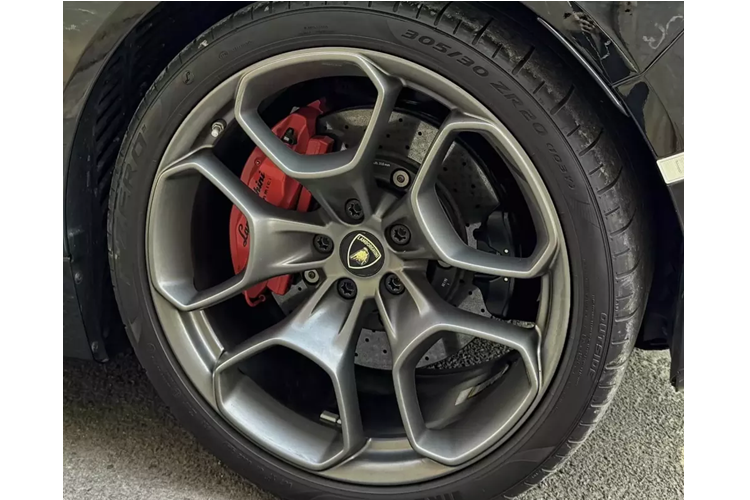 Siêu xe Lamborghini Huracan LP610-4 mới được vợ chồng đại gia Đồng Nai mua về sử dụng vẫn sở hữu động cơ V10, dung tích 5.2 lít, sản sinh công suất tối đa 601 mã lực tại vòng tua máy 8.250 vòng/phút và mô-men xoắn cực đại 560 Nm tại vòng tua máy 6.500 vòng/phút.