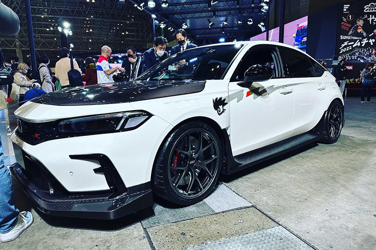 Mugen là cái tên lừng danh tại Nhật Bản, có hơn 50 năm kinh nghiệm trong lĩnh vực độ xe và đua xe thể thao. Đơn vị này mới đây đã đem đến triển lãm Tokyo Auto Salon 2024, vừa diễn ra từ 12 – 14/1 một cặp xe Honda Civic Type R độ cực ngầu. 