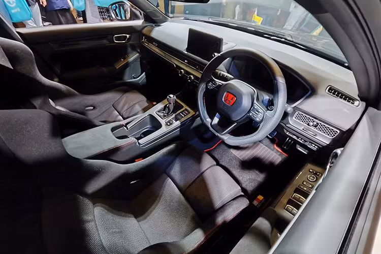 Phần trên của chắn bùn trước có thêm khe hở để thoát khí từ hốc bánh xe, trong khi ngưỡng cửa bên rộng giúp hai bên sườn trông cơ bắp hơn. Ở phía sau, bạn sẽ tìm thấy một cánh gió cao và một tấm cản đã được sửa đổi. Các chi tiết mang phong cách rực rỡ này đem lại cho Civic Type R một diện mạo “chuẩn xe độ” giống như thời kỳ những năm 2000.