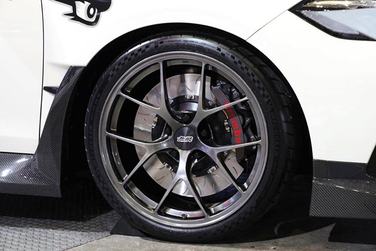 Chiếc Honda Civic Type R bản Group B sửa đổi triệt để hơn, dù có cùng bộ chia gió phía trước và cửa hút gió bên giống như chiếc Group A nhưng có thêm nắp ca-pô bằng sợi carbon với nhiều khe gió tăng hiệu quả tản nhiệt cũng như cải thiện khí động học.