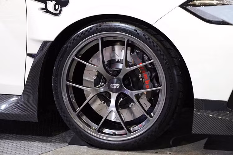 Chiếc Honda Civic Type R bản Group B sửa đổi triệt để hơn, dù có cùng bộ chia gió phía trước và cửa hút gió bên giống như chiếc Group A nhưng có thêm nắp ca-pô bằng sợi carbon với nhiều khe gió tăng hiệu quả tản nhiệt cũng như cải thiện khí động học.