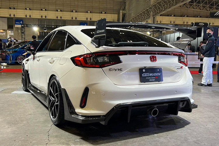Chiếc Group A có ống xả bằng thép không gỉ và má phanh mới. Chiếc Group B có ống xả titan bên cạnh kẹp phanh và đĩa phanh mới. Bên trong, những bản độ Honda Civic Type R này có vô-lăng mới kèm nhãn hiệu Mugen ở phía dưới.