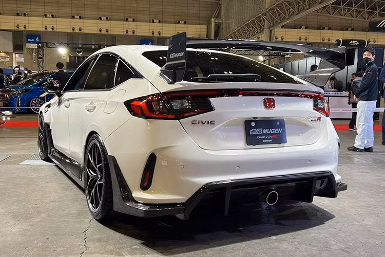 Chiếc Group A có ống xả bằng thép không gỉ và má phanh mới. Chiếc Group B có ống xả titan bên cạnh kẹp phanh và đĩa phanh mới. Bên trong, những bản độ Honda Civic Type R này có vô-lăng mới kèm nhãn hiệu Mugen ở phía dưới.