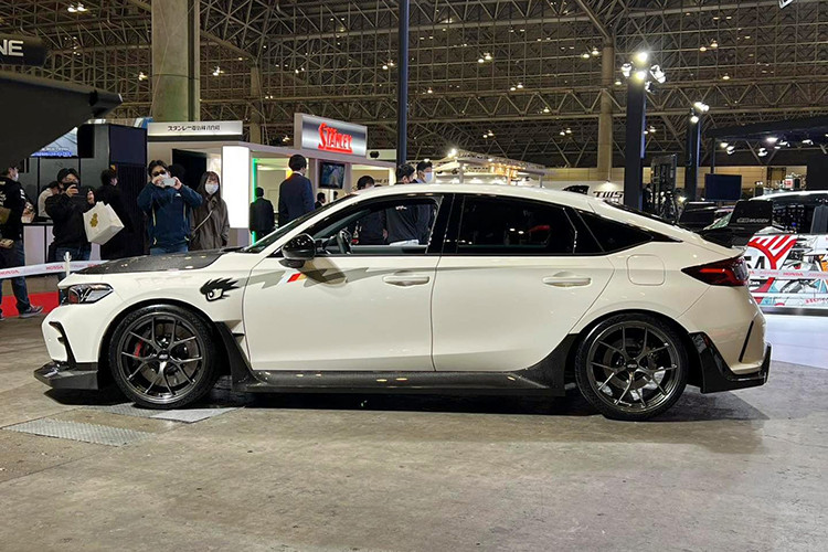 Cụ thể chiếc Honda Civic Type R độ Mugen được sửa đổi theo phong cách ngầu và cá tính hơn, thông qua những bộ bodykit được chế tạo riêng, cùng với một số điều chỉnh nhẹ về hiệu năng vận hành.